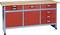 Stół warsztatowy z drewnianym blatem, wyposażony w czerwone szuflady i szafki. Idealny do organizacji warsztatu i przechowywania narzędzi.