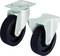 Para czarnych rolek gumowych z metalowymi, srebrnymi zawiasami, nadających się do mebli lub wózków transportowych. Charakteryzują się solidną budową.