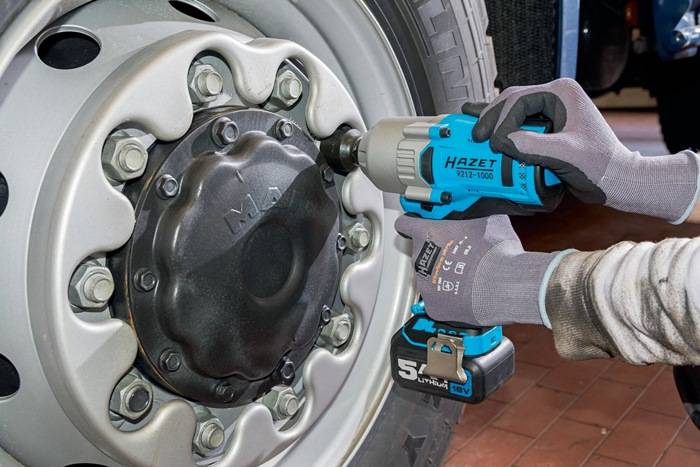 Hazet 9212-1000/4 9212-1000/4 Wkrętarka udarowa akumulatorowa 1000 Nm 18 V Ilość dołączonych baterii 2 5 Ah-3