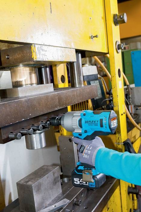 Hazet 9212-1000/4 9212-1000/4 Wkrętarka udarowa akumulatorowa 1000 Nm 18 V Ilość dołączonych baterii 2 5 Ah-4