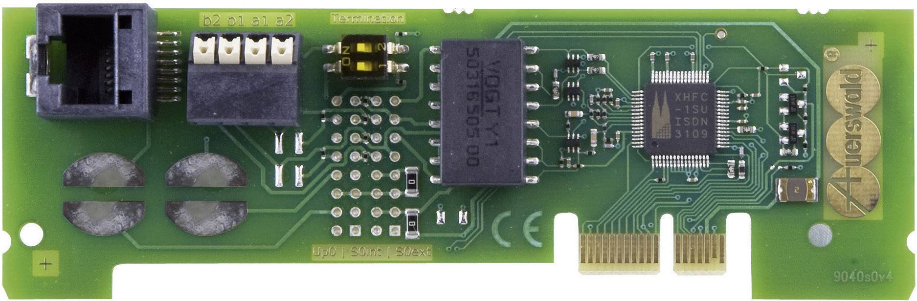 Zielona płytka drukowana z elementami elektronicznymi, takimi jak chipy i złącza, z nadrukowanym tekstem 'Auerswald' i technicznymi możliwościami podłączenia.