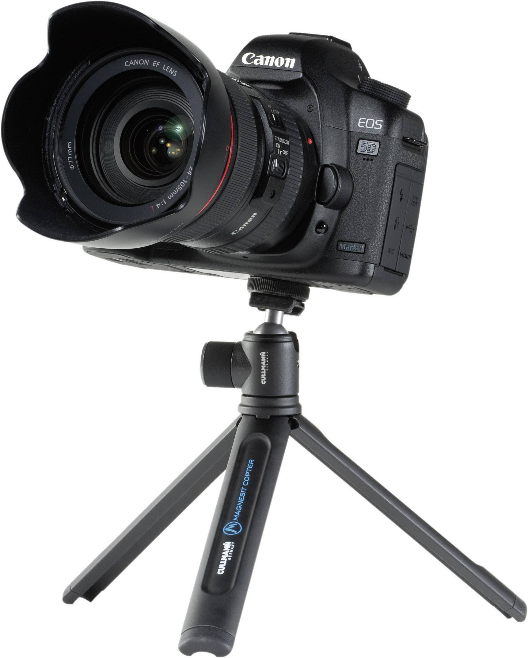 Aparat Canon EOS na statywie, ustawiony do fotografowania.