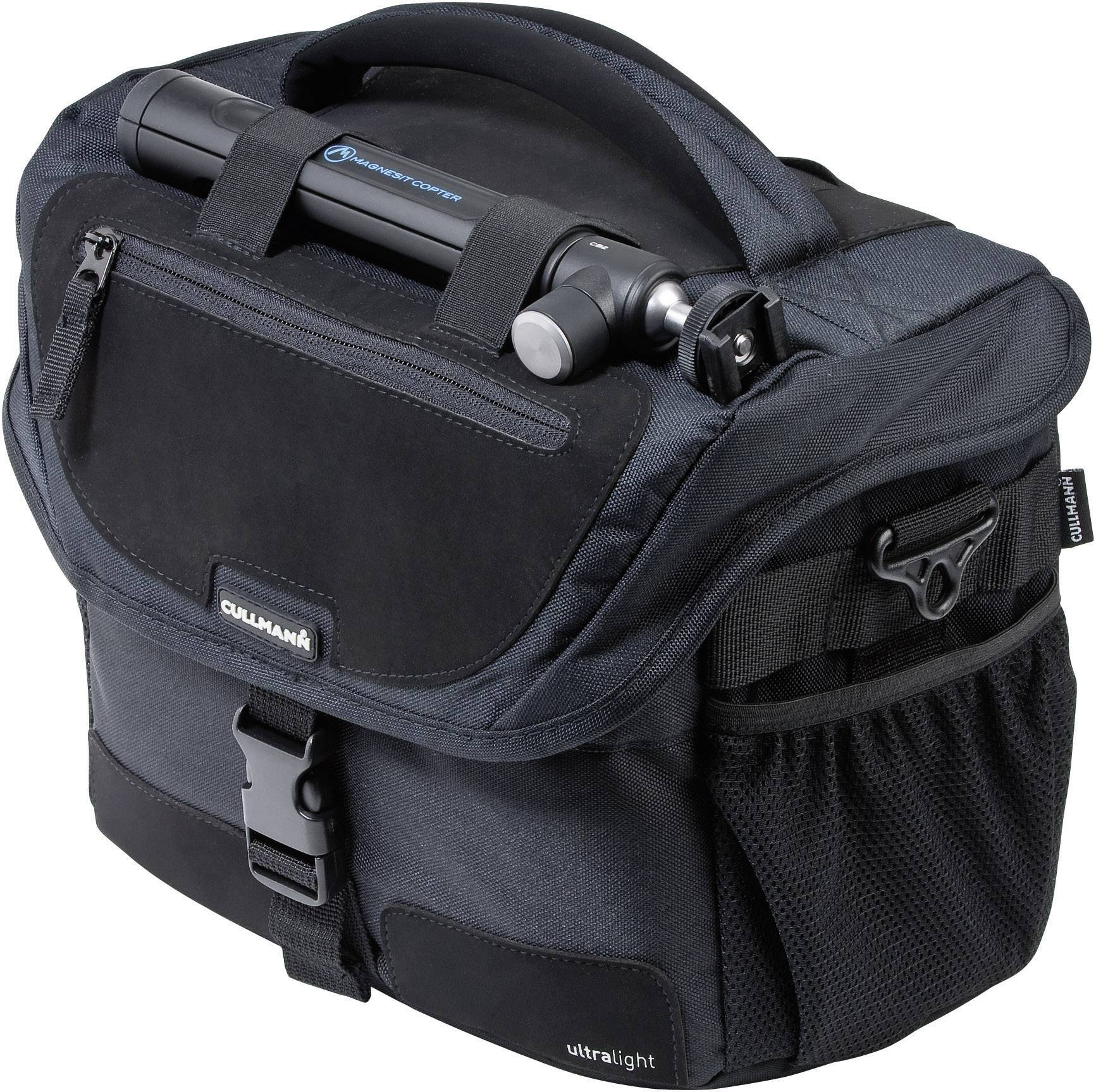 Czarna torba na aparat fotograficzny z uchwytem i kilkoma przegródkami. Na górze przymocowany jest mały statyw.