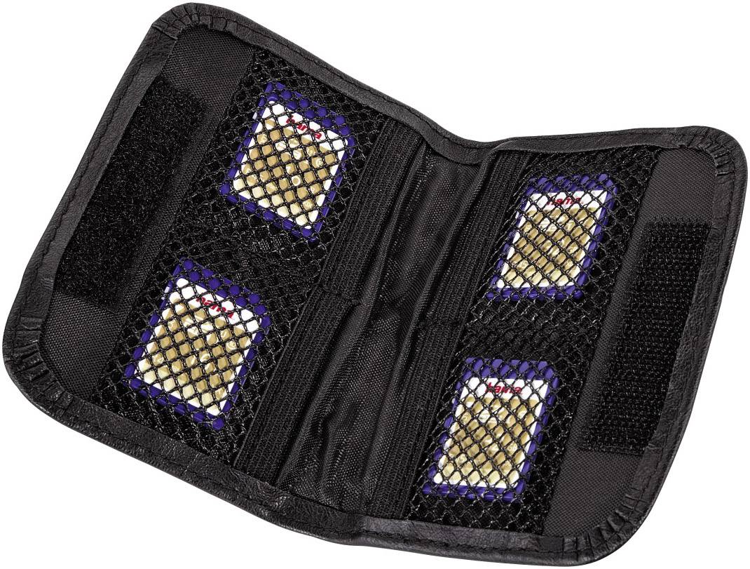 Czarne etui zawierające cztery karty SD w kieszonkach na osprzęt.