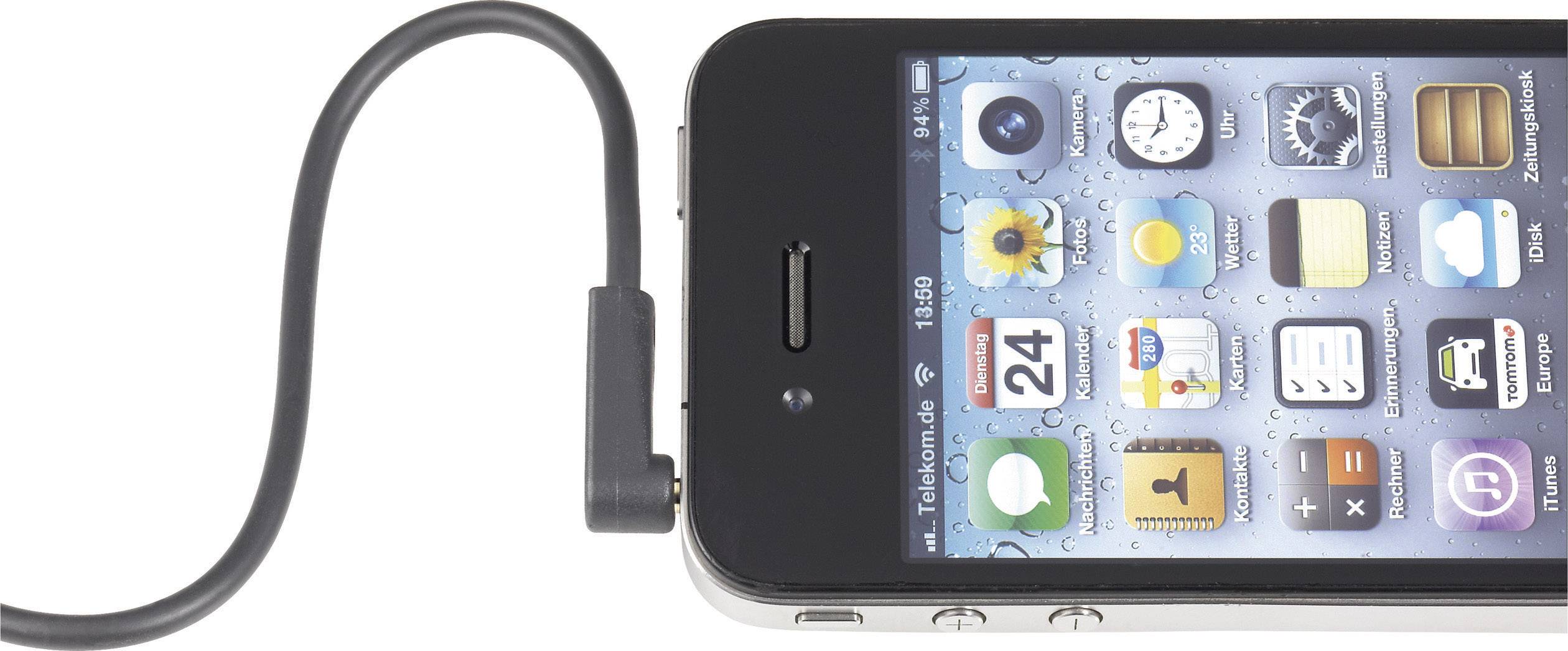 Smartfon z otwartym ekranem aplikacji jest podłączony specjalnym kablem ładującym z wtyczką pod kątem prostym.