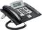 Telefon biurowe z wyświetlaczem, klawiaturą i słuchawką, wyświetlające datę i godzinę.