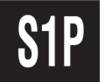 'Czarne tło z białym tekstem: S1P.'