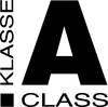 'KLASA A CLASS' w czarnym tekście na białym tle, tekst po lewej stronie ułożony pionowo, tekst po prawej stronie ułożony poziomo.