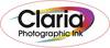 Logo marki 'Claria Photographic Ink', przedstawiające nazwę marki czarną czcionką na tle falistej, kolorowej wstęgi.