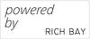 Zasilane przez RICH BAY czarnym tekstem na białym tle.