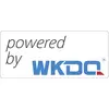 Logo 'Powered by WKDQ' w kolorze niebieskim.