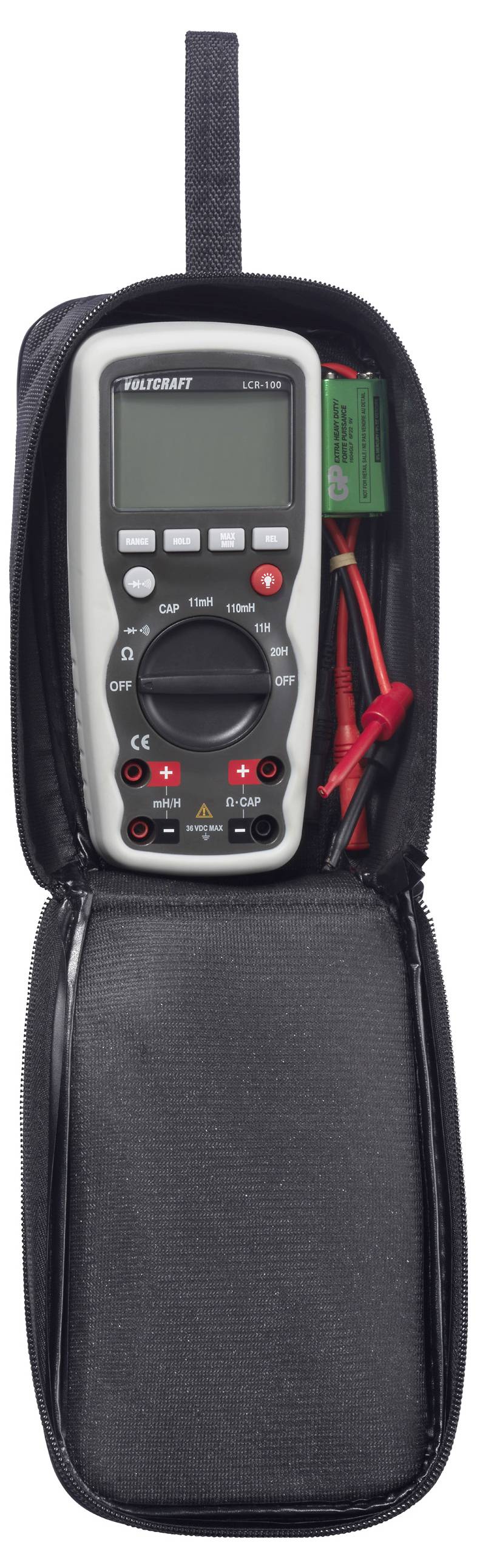 Digitálny multimeter v otvorenej čiernej prenosnej taške s meracími vodičmi.