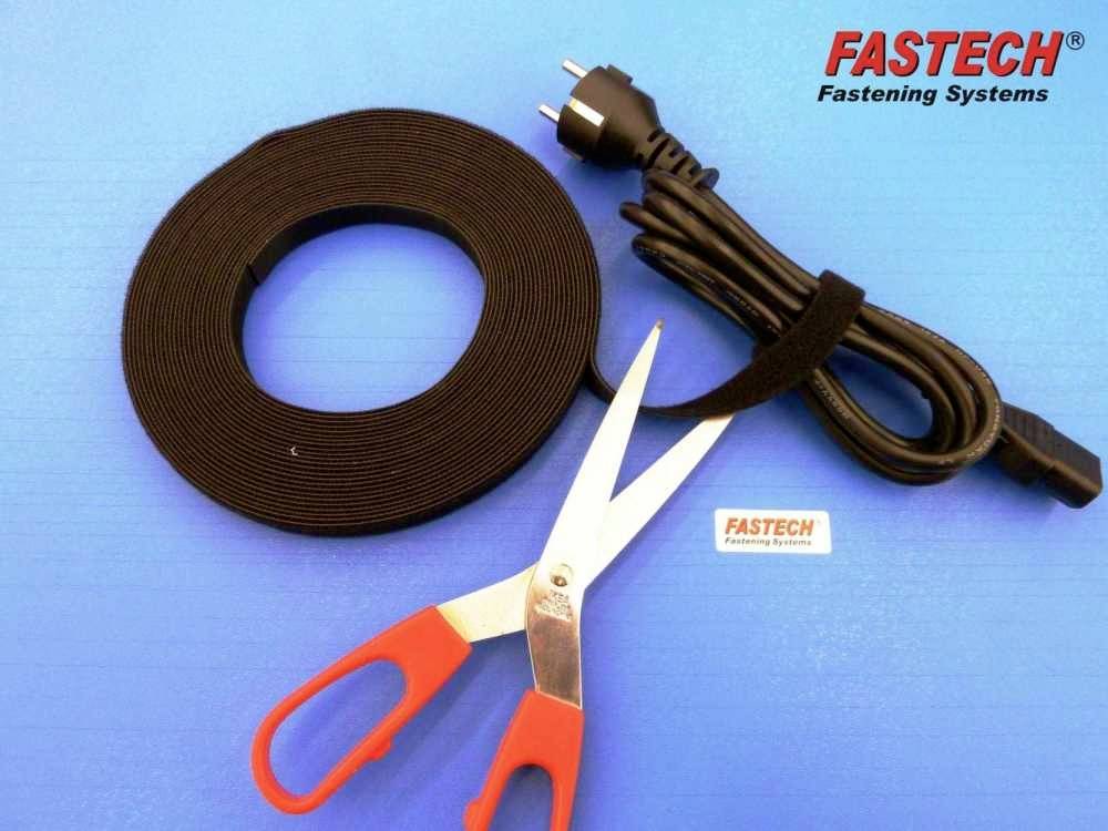 Nožnice, sťahovacie pásky a sieťový kábel na modrom pozadí. Zobrazená značka 'Fastech'.