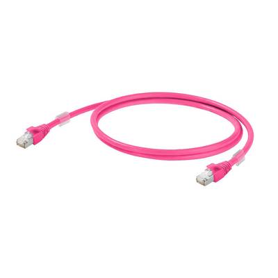 Ružový ethernetový kábel s dvoma RJ45 konektormi na koncoch, umiestnený na svetlom pozadí. Vhodný pre sieťové pripojenia.