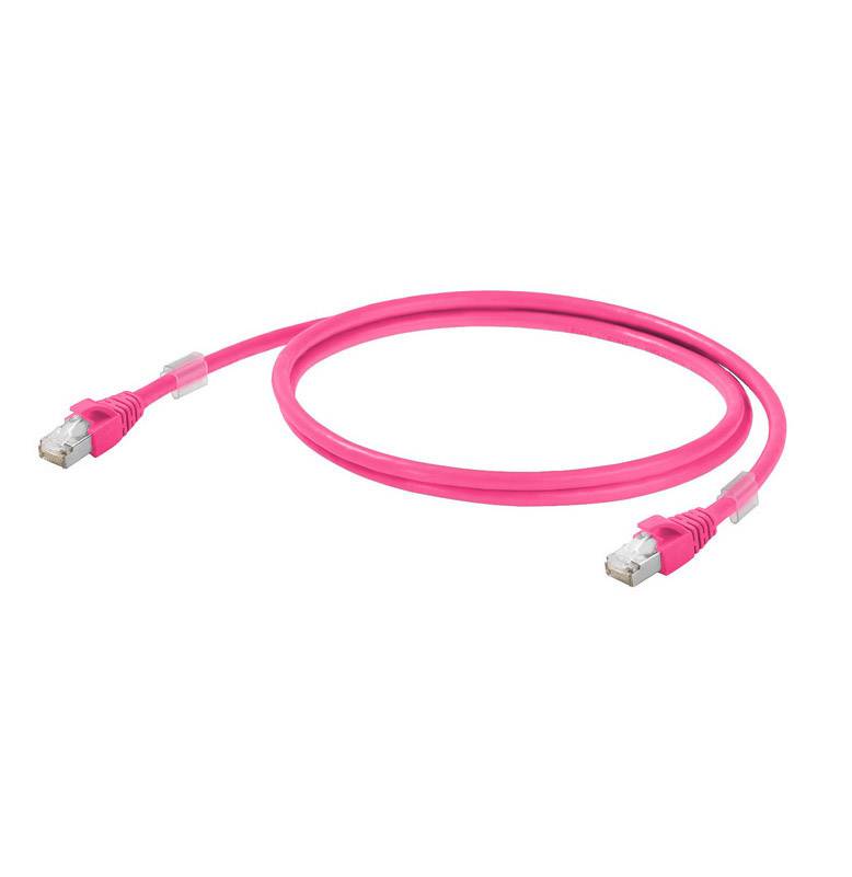 Ružový ethernetový kábel s RJ45 konektormi na oboch koncoch, používaný pre sieťové pripojenia.