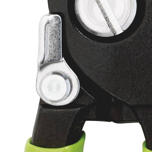 Detailný záber mechanických klieští so striebornou rukoväťou a čiernym telom, čiastočne otvorených.