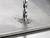 Vrták preniká kovovým plechom, okolo miesta vŕtania sú viditeľné kovové triesky.