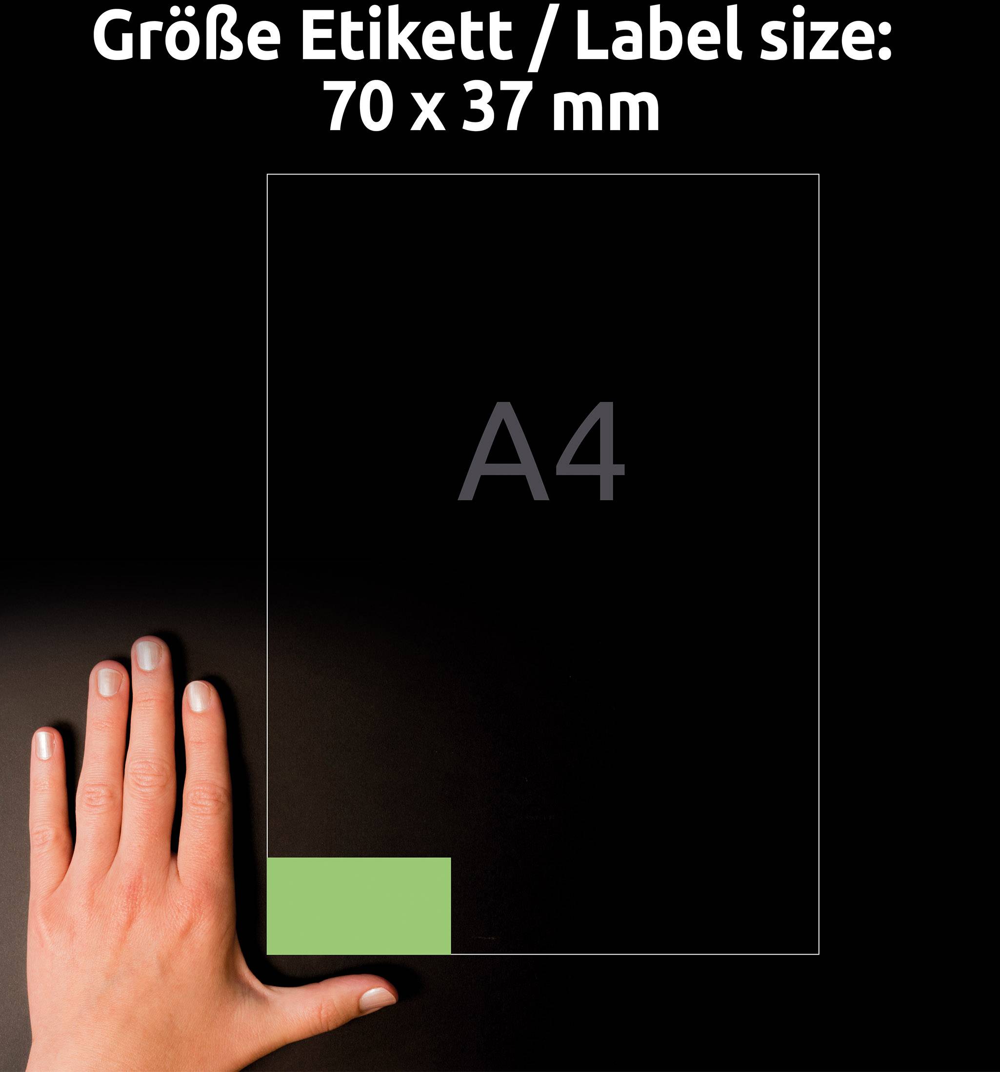 Ruka pod papierom formátu A4 s malou zelenou nálepkou (70 x 37 mm) v rohu.
