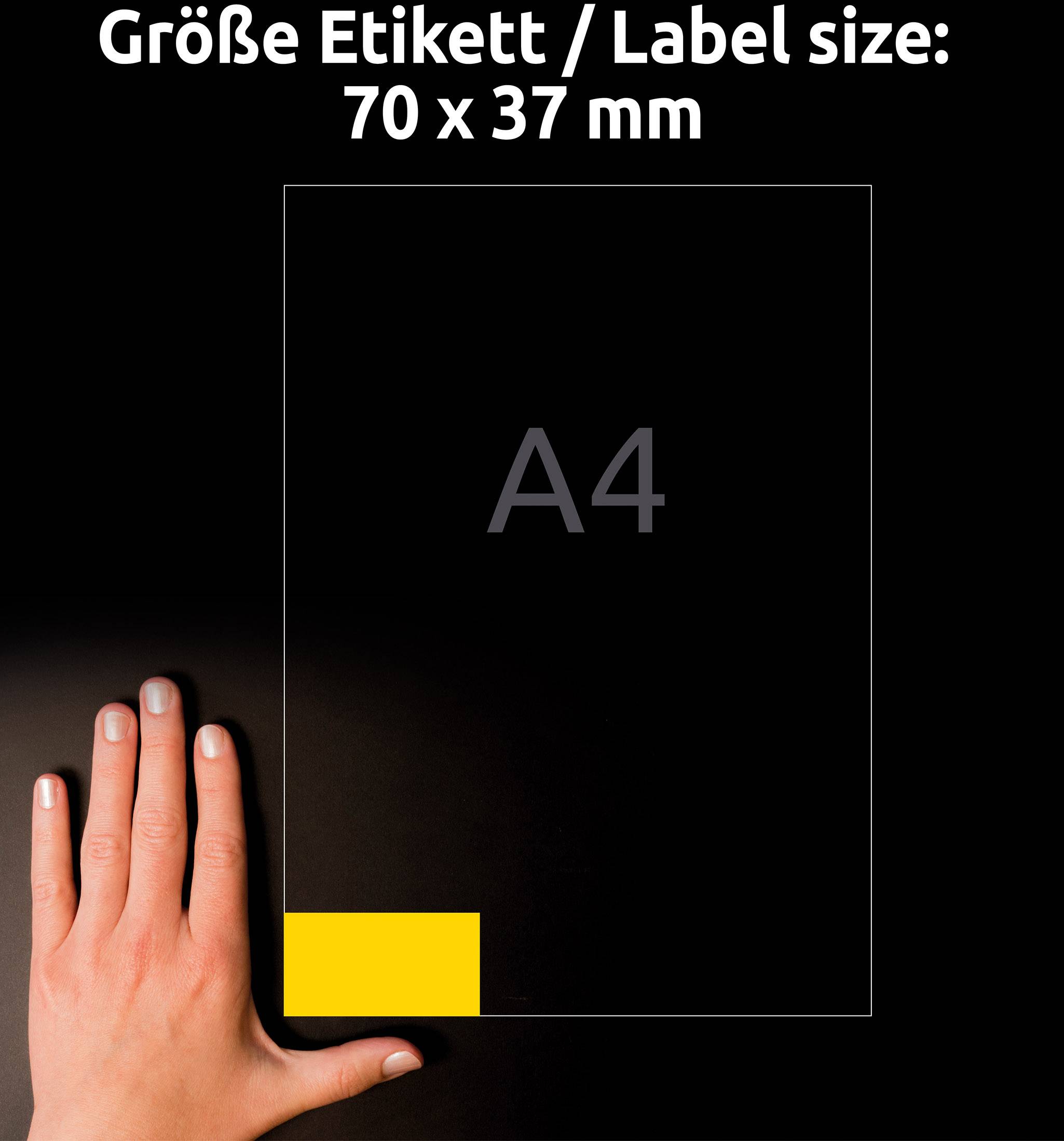 Veľkosť etikety 70 x 37 mm, znázornená na liste formátu A4. Ruka ukazuje na ilustráciu rohu s etiketou.