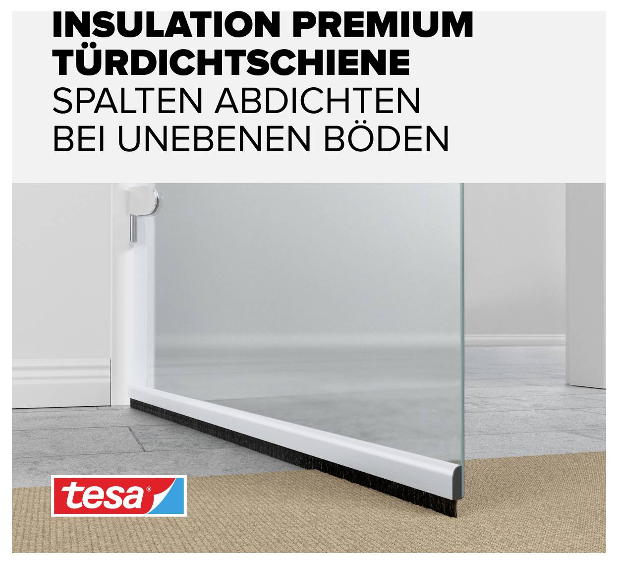 Sklená dvere s bielou tesniacou leištou pod ňou. Text hore: "Insulation Premium Tesniaca lišta na dvere - Utesnenie medzier na nerovných podlahách".