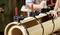 Osoba používa tri červené svorky na upevnenie veľkých, okrúhlych drevených dielov. Svorky sú umiestnené pozdĺž zakrivenia.