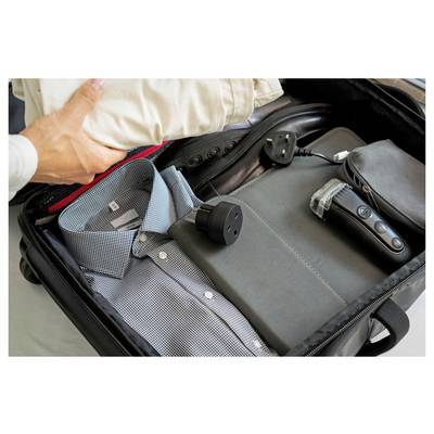 Otvorený kufor balený s spoločenskou košeľou, čiernym batohem a elektronickými gadgetmi, čo naznačuje organizovanú služobnú cestu.