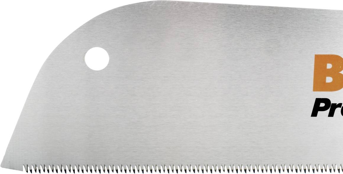 Detailný záber pílového listu s malými, jemnými zubami. Otvor v hornej časti naznačuje možnosť upevnenia.