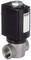 Čierna, štvorcová armatúra so štítkom 'Bürkert, Made in Germany' na striebornom kovovom potrubí.