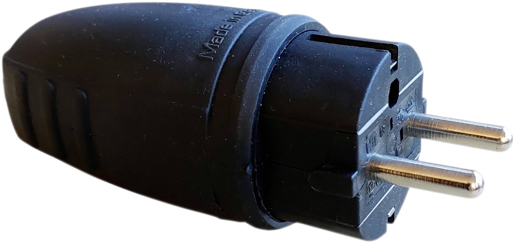 Čierny adaptérový konektor s dvoma okrúhlymi kovovými kolíkmi. Vhodný pre európske zásuvky. Označenie produktu na hornej strane.