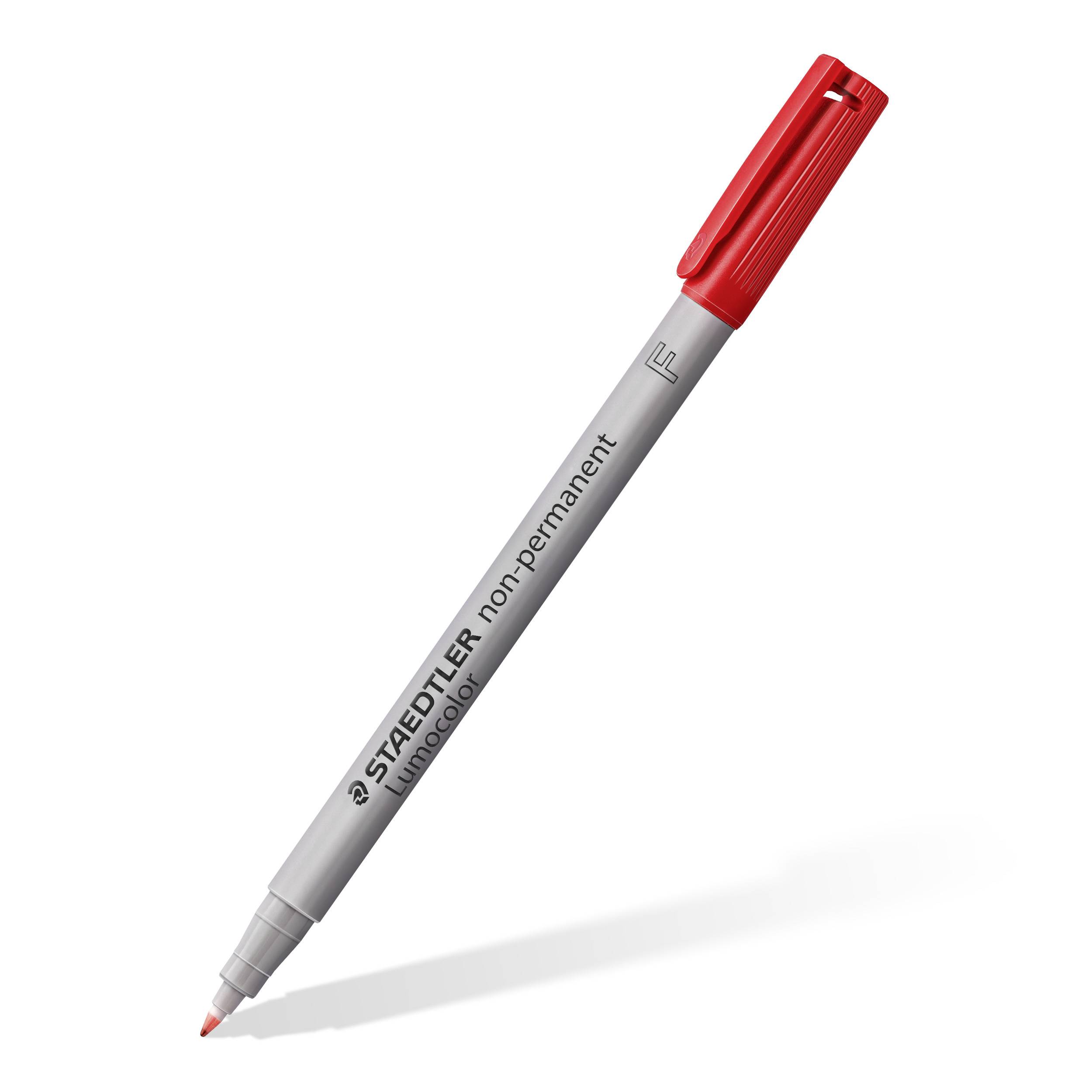 Červená ceruzka od STAEDTLER-a s šedým obalom, položená, s nasadenou čiapočkou.