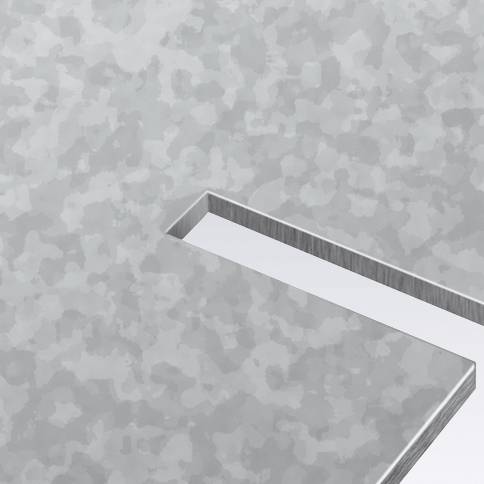 Detail kovovej šedej povrchovej štruktúry s obdĺžnikovým zníženým priestorom.