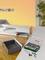Otvorená sada nástrojov s rôznymi bitmi a skrutkovačom leží na stole. V pozadí sú rozostavaný nábytok.