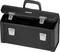 Čierny kufrík na náradie s rukoväťou a dvoma kovovými zámkami, mierne otvorený, odhaľuje hladký, štruktúrovaný dizajn.