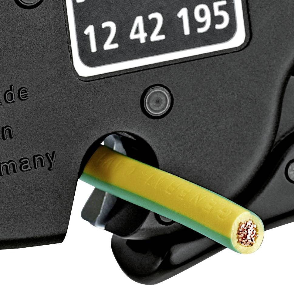 Detailný záber na stripávaciu kliešť, ktorá odstraňuje izoláciu z žlto-zeleného elektrického kábla. Časti kábla sú odkryté.