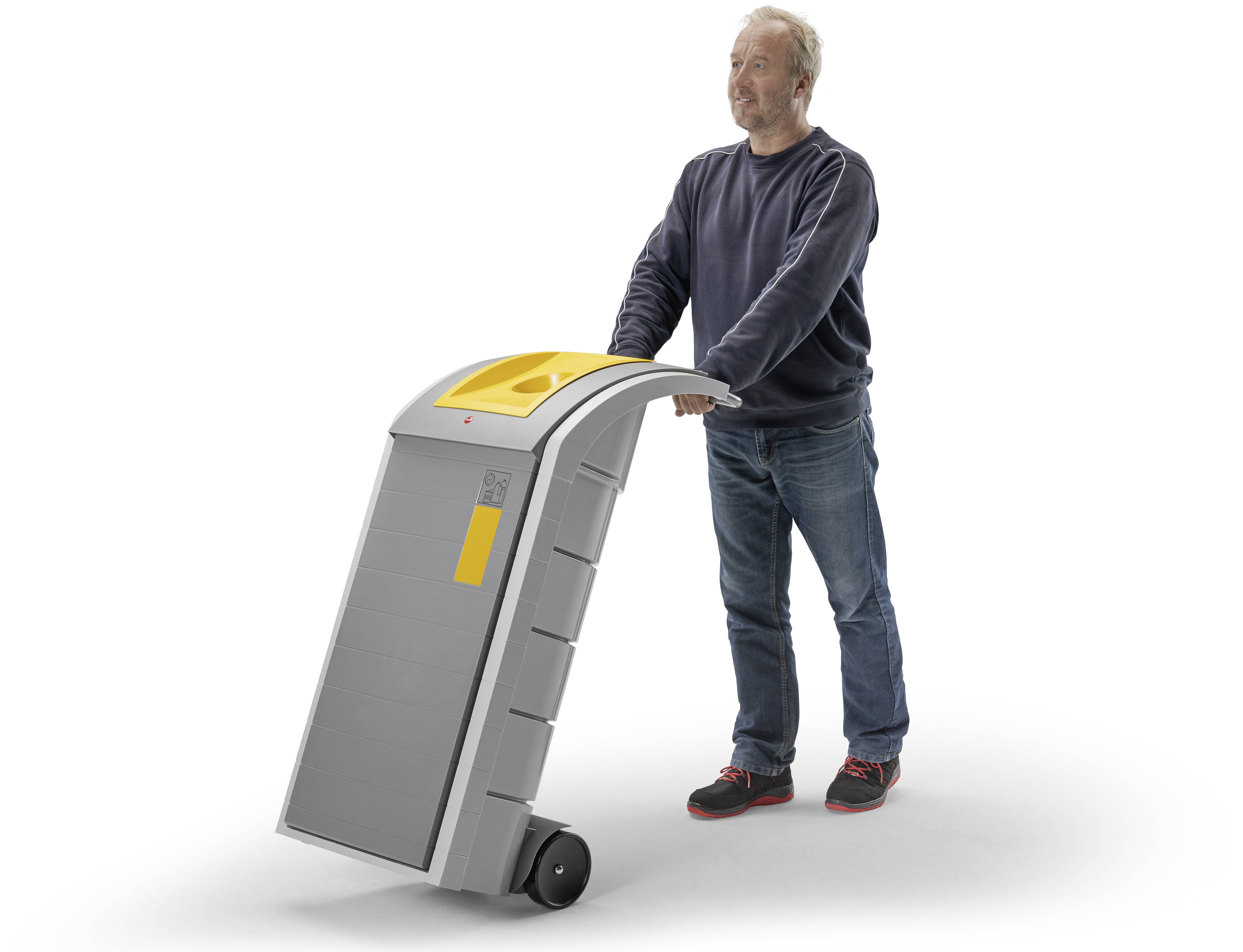 Muž posúva sivý odpadový kontajner so žltým vekom, ktorý stojí na dvoch kolieskach.