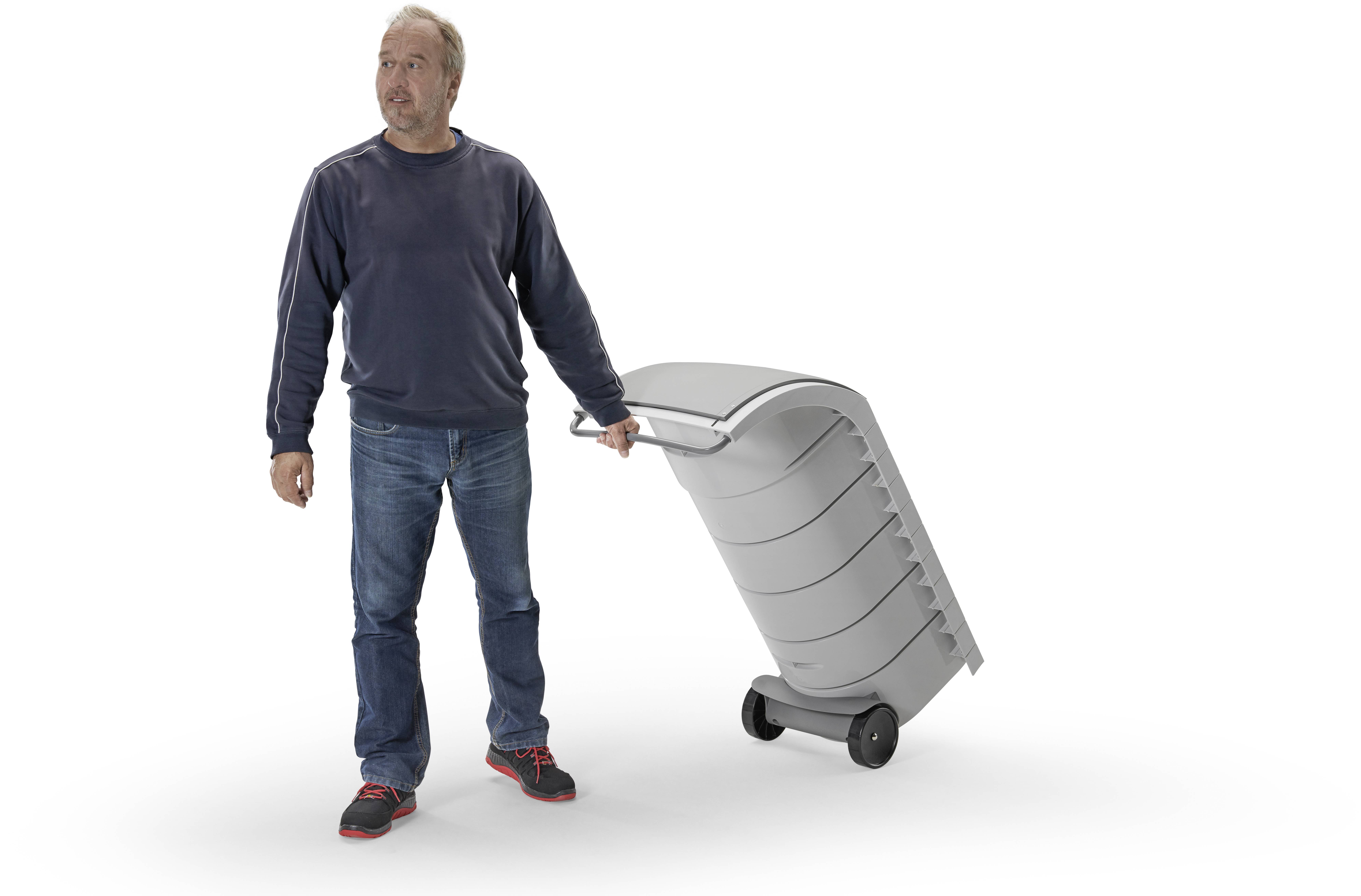 Muž ťahá sivý kontajner na odpad s dvoma kolesami na bielom pozadí.
