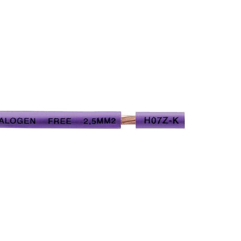 Fialový kábel s nápisom 'HALOGEN FREE 2,5MM2 H07Z-K' zobrazuje prierez medeným vodičom.