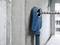 Vŕtačka s nástavcom vysávača vŕta dieru do betónovej steny. Prach je priamo odsávaný nástavcom.