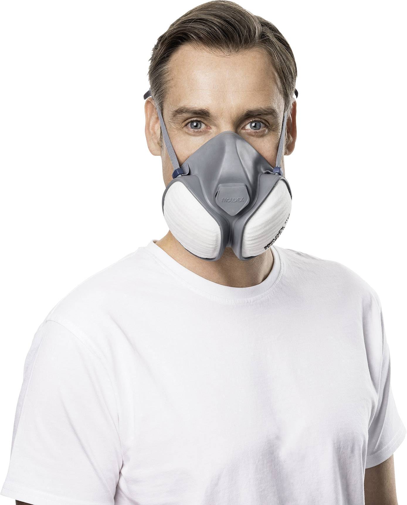Osoba má na sebe sivú respiračnú masku s bielymi filtrami a biele tričko.