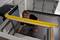 Muž používa vodováhu na kontrolu horizontálnej úrovne kuchynskej skrinky počas jej inštalácie.