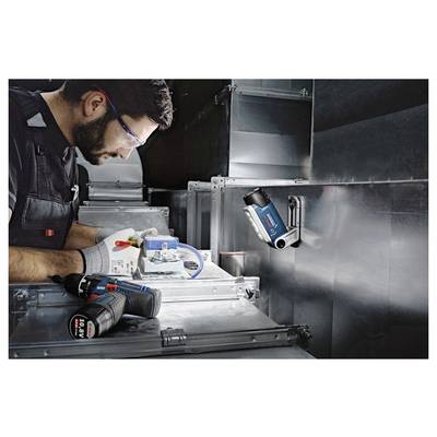 Technik v bezpečnostných okuliaroch a rukaviciach používa kompaktný inšpekčný fotoaparát na kovovom vzduchotechnickom potrubí, pričom sa sústreďuje na ovládacie prvky.