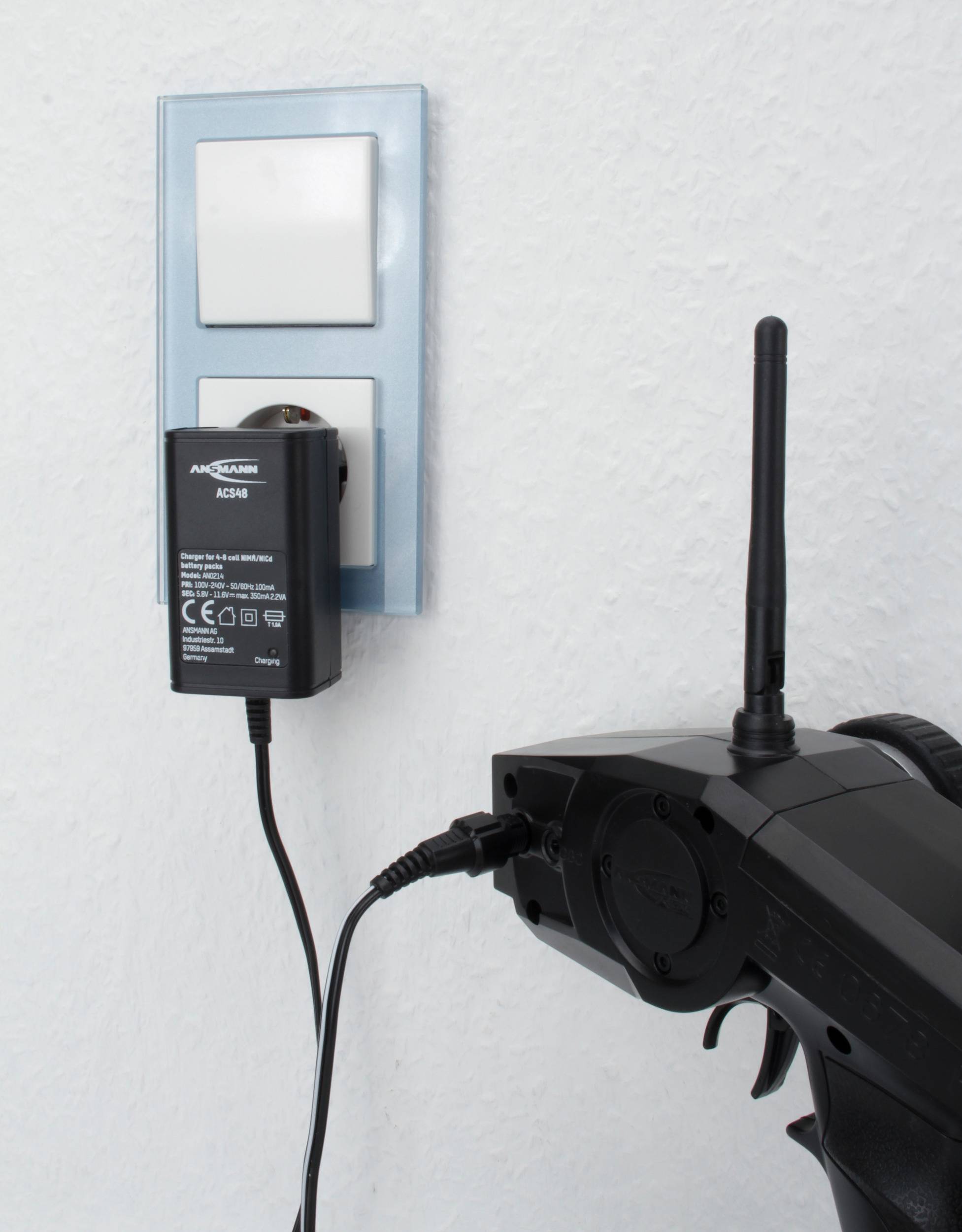 Diaľkové ovládanie sa nabíja cez sieťový adaptér v elektrickej zásuvke.