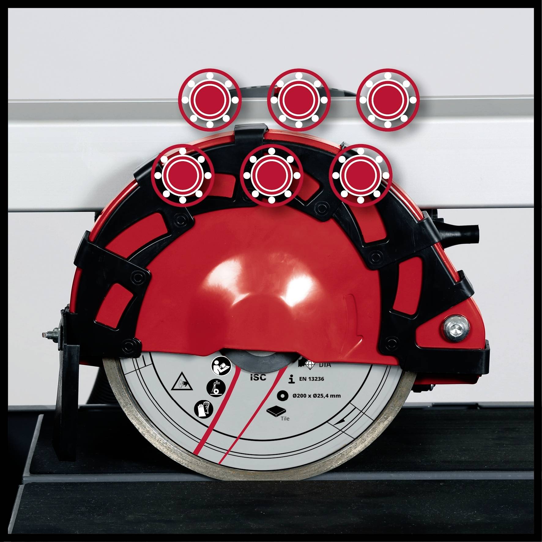 Červený ochranný kryt kotúčovej píly s bezpečnostnými výstražnými symbolmi.