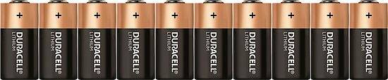 Rada desiatich alkalických batérií Duracell veľkosti AA so kladným pólom smerujúcim nahor.