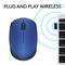 Bezdrôtová modrá myš Logitech s funkciou Plug-and-Play. Vľavo text 'Bezdrôtové Plug-and-Play'. V pozadí modré kruhy.