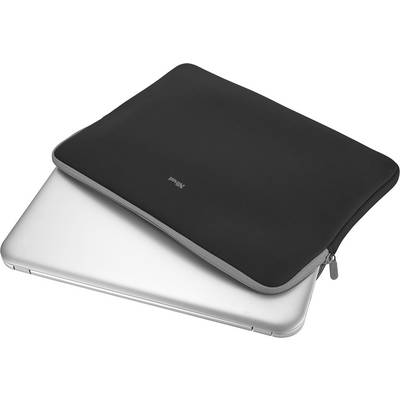 Strieborný laptop je čiastočne zakrytý čiernym ochranným obalom, ktorý je mierne otvorený.