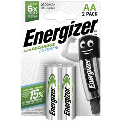 Dve nabíjateľné AA batérie Energizer s kapacitou 2300mAh na obale. Jedna batéria má tvár a gestikuluje.