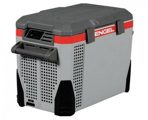 Elektrický chladiaci box, sivý s červeným pruhom a nápisom 'ENGEL', ideálny na chladenie jedla počas cestovania.