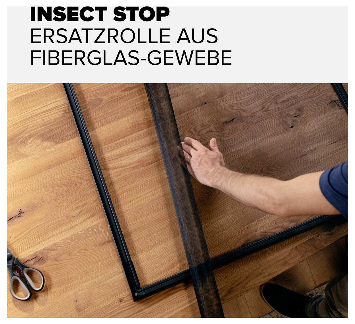 Reklama na náhradný valec „INSECT STOP" z fiberskleného tkaniva; osoba vkladá ochranné tkanivo proti hmyzu do okenného rámu.