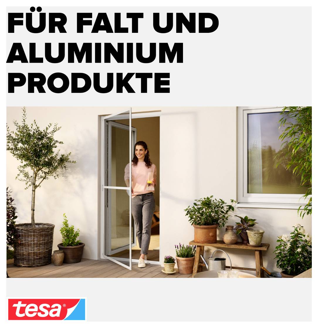 Reklamný inzerát pre tesa s nadpisom „PRE PRODUKTY Z HLINÍKA A SKLADANÝCH PRVKOV"; Žena vstupuje cez otvorenú terascové dvere do obytnej miestnosti s rastlinami.